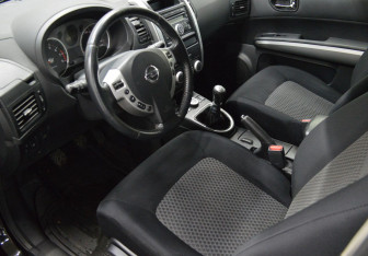 Подержанный автомобиль Nissan X-Trail 2010 года (10 фото)