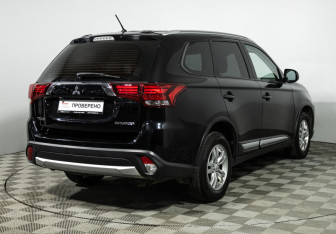 Подержанный автомобиль Mitsubishi Outlander 2015 года (5 фото)