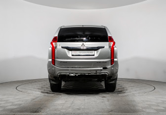 Подержанный автомобиль Mitsubishi Pajero Sport 2017 года (6 фото)