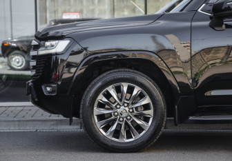 Подержанный автомобиль Toyota Land Cruiser Suv 2022 года (10 фото)