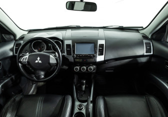 Подержанный автомобиль Mitsubishi Outlander 2007 года (13 фото)