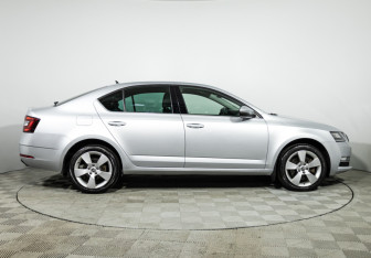 Подержанный автомобиль Skoda Octavia Liftback 2019 года (4 фото)