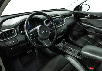 Подержанный автомобиль Kia Sorento 2016 года (11 фото)