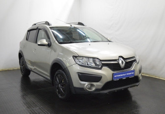 Подержанный автомобиль Renault Sandero 2015 года (3 фото)