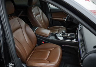 Подержанный автомобиль Audi Q7 2015 года (32 фото)