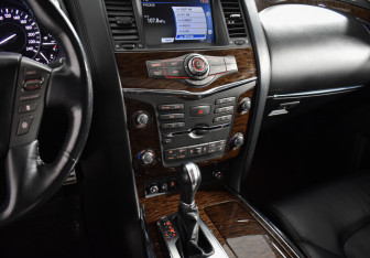 Подержанный автомобиль Nissan Patrol 2011 года (19 фото)