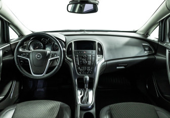 Подержанный автомобиль Opel Astra Hatchback 2012 года (13 фото)