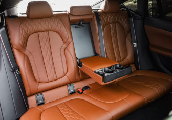 Подержанный автомобиль BMW X6 2023 года (30 фото)