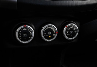 Подержанный автомобиль Citroen C-Crosser 2008 года (13 фото)