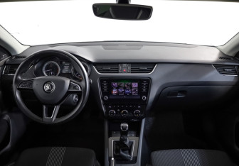 Подержанный автомобиль Skoda Octavia Liftback 2018 года (10 фото)