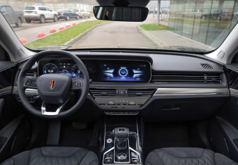 Подержанный автомобиль Hongqi HS5 2024 года (10 фото)