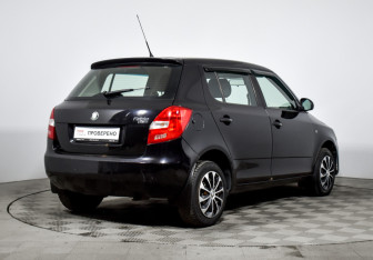Подержанный автомобиль Skoda Fabia Hatchback 2010 года (5 фото)