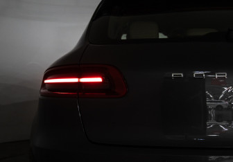 Подержанный автомобиль Porsche Macan 2017 года (29 фото)