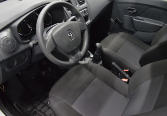 Подержанный автомобиль Renault Logan Sedan 2017 года (10 фото)