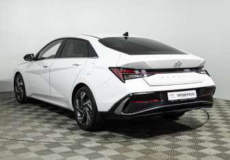 Подержанный автомобиль Hyundai Elantra Sedan 2024 года (7 фото)