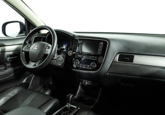 Подержанный автомобиль Mitsubishi Outlander 2013 года (9 фото)