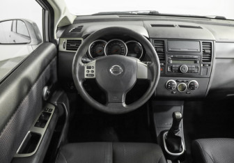 Подержанный автомобиль Nissan Tiida Hatchback 2008 года (11 фото)