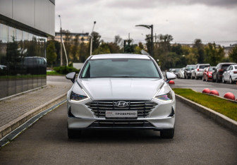Подержанный автомобиль Hyundai Sonata 2021 года (4 фото)