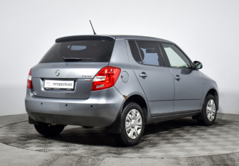 Подержанный автомобиль Skoda Fabia Hatchback 2012 года (5 фото)