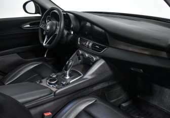 Подержанный автомобиль Alfa Romeo Giulia 2018 года (15 фото)