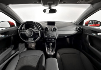 Подержанный автомобиль Audi A1 2015 года (14 фото)