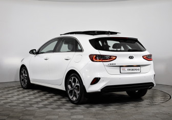 Подержанный автомобиль Kia Ceed Hatchback 2021 года (3 фото)