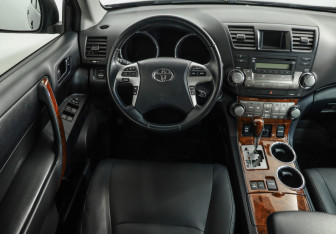Подержанный автомобиль Toyota Highlander 2011 года (10 фото)