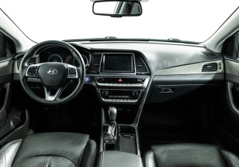 Подержанный автомобиль Hyundai Sonata 2018 года (13 фото)