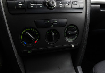 Подержанный автомобиль Skoda Octavia Liftback 2005 года (13 фото)