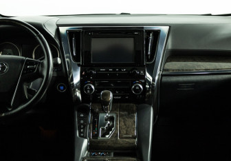Подержанный автомобиль Toyota Alphard 2019 года (14 фото)