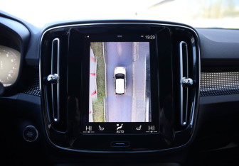 Подержанный автомобиль Volvo XC40 2021 года (16 фото)