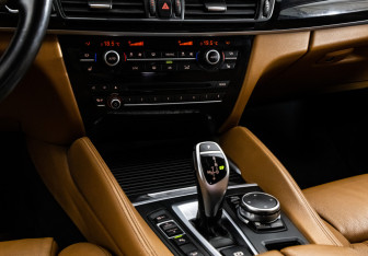 Подержанный автомобиль BMW X6 2015 года (12 фото)