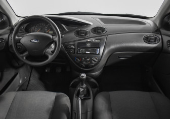 Подержанный автомобиль Ford Focus Sedan 2004 года (13 фото)