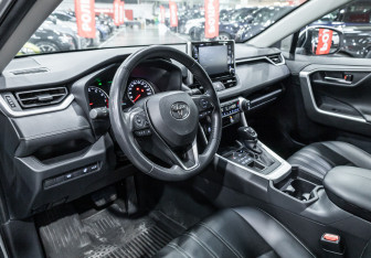 Подержанный автомобиль Toyota RAV4 2021 года (16 фото)