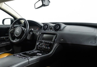 Подержанный автомобиль Jaguar XJ 2016 года (40 фото)