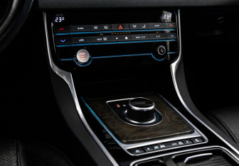 Подержанный автомобиль Jaguar XF Sedan 2016 года (17 фото)