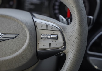 Подержанный автомобиль Genesis G70 2020 года (16 фото)