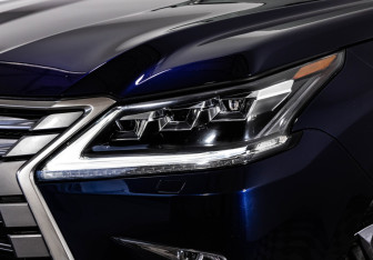 Подержанный автомобиль Lexus LX 2015 года (11 фото)