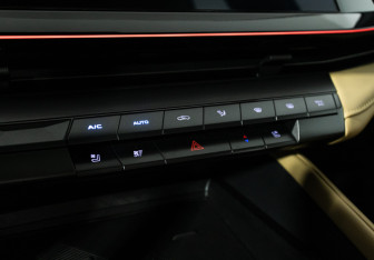 Подержанный автомобиль Changan UNI-V 2023 года (18 фото)