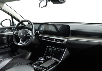 Подержанный автомобиль Kia K5 2022 года (10 фото)