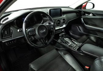 Подержанный автомобиль Kia Stinger 2018 года (11 фото)