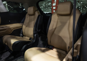 Подержанный автомобиль Kia Carnival 2020 года (14 фото)