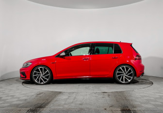 Подержанный автомобиль Volkswagen Golf R Hatchback 2019 года (8 фото)