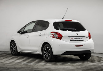 Подержанный автомобиль Peugeot 208 2013 года (7 фото)