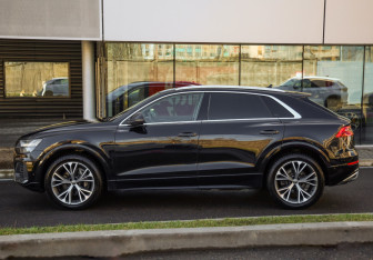 Подержанный автомобиль Audi Q8 2018 года (10 фото)