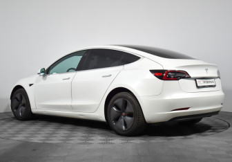Подержанный автомобиль Tesla Model 3 2019 года (7 фото)