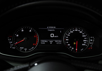 Подержанный автомобиль Audi A4 Sedan 2018 года (12 фото)