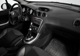 Подержанный автомобиль Peugeot 308 Hatchback 2012 года (14 фото)