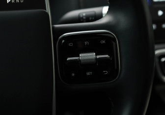 Подержанный автомобиль LiXiang L9 2024 года (14 фото)