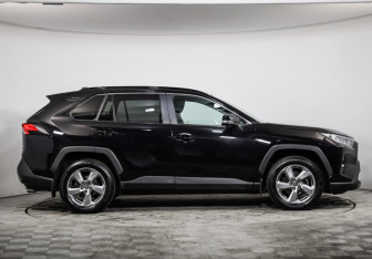 Подержанный автомобиль Toyota RAV4 2021 года (4 фото)